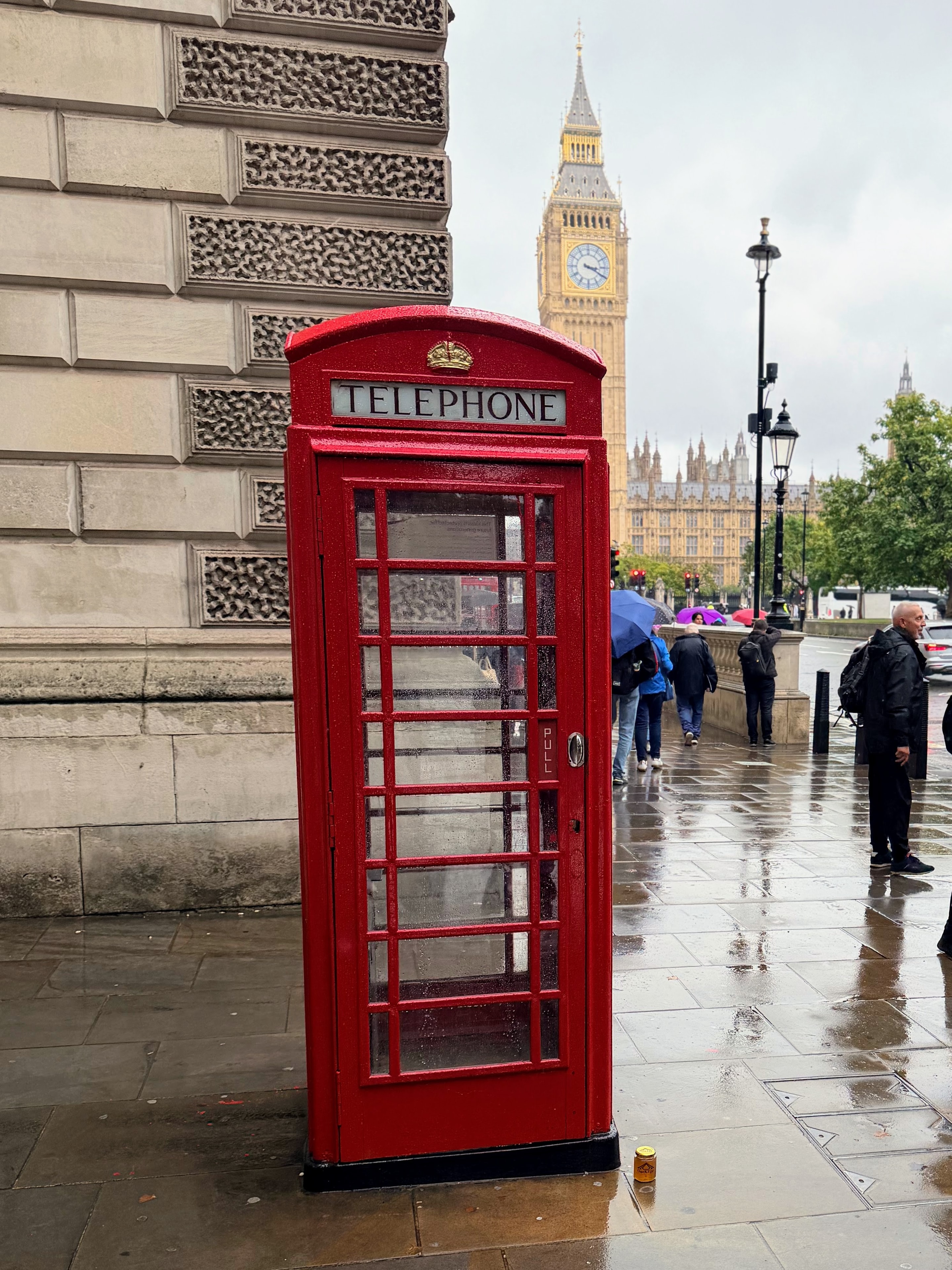 OneKEpp honey jar at the base of a red London telephone box with Big Ben in the background
